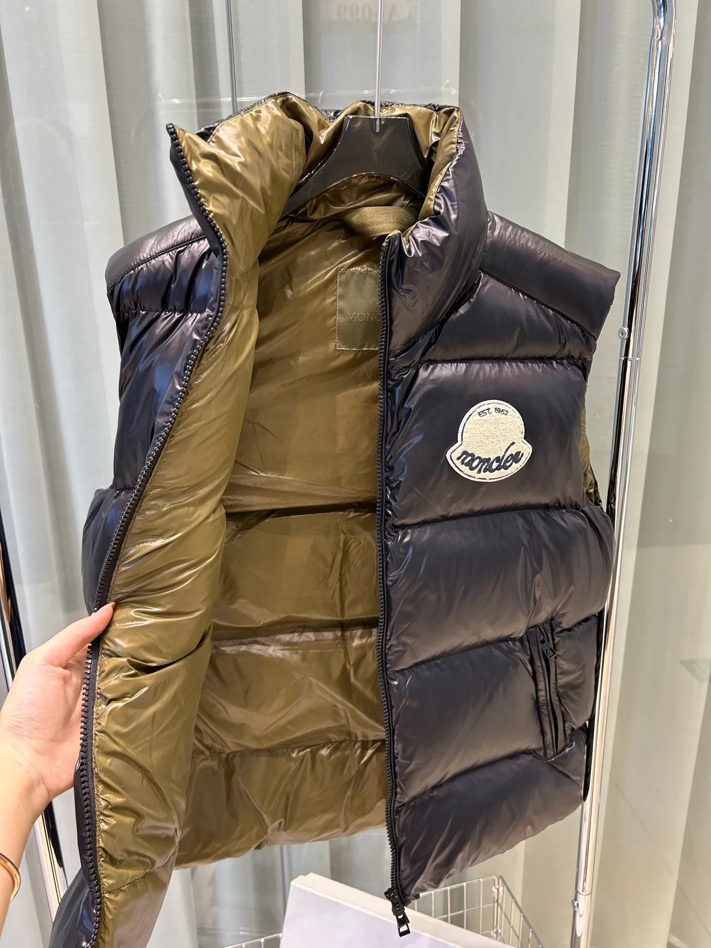 25Moncler Lipsi ， Moncler Classic ， 。 nylon laque ， 。 ： Size：12345 ：Cream White Black